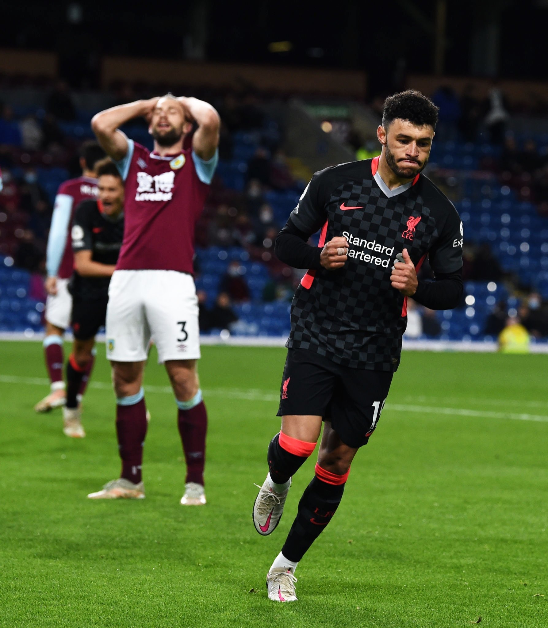 Vùi dập Burnley, Liverpool vượt Leicester vào tốp 4