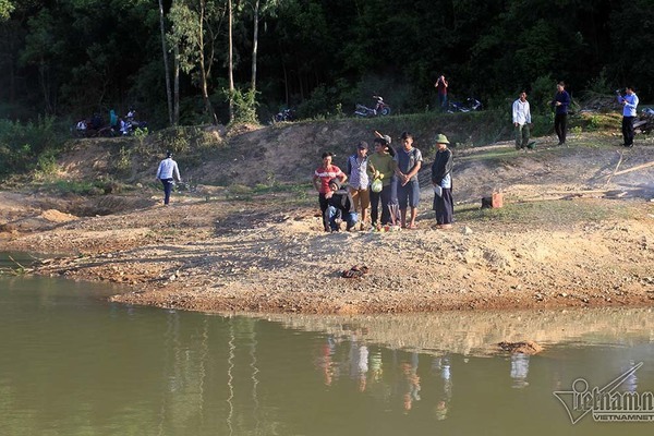 Trượt chân xuống ao nước gần nhà, 2 cháu nhỏ tử vong