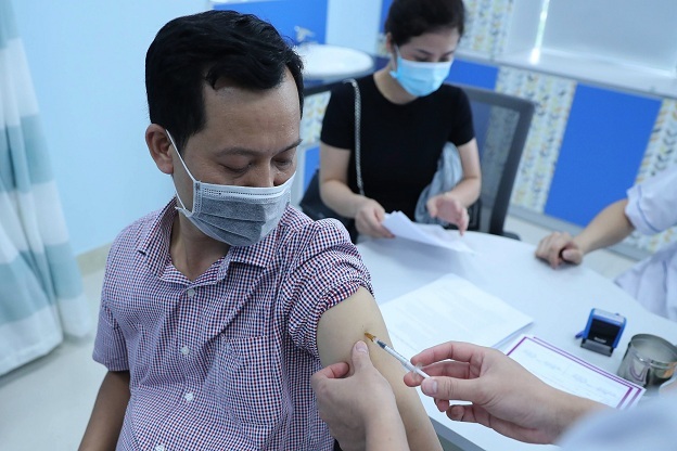Đừng chê trách Việt Nam tiêm vắc xin chậm