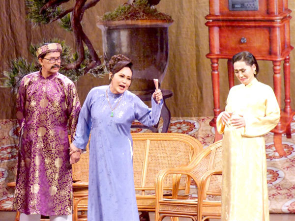 Young theatre producers hit it big with&nbsp;cai luong&nbsp;shows