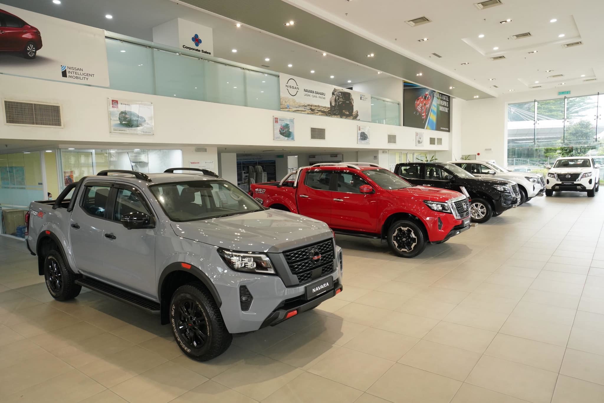 Nissan Navara 2021 giá gần 1 tỷ đồng, đắt nhưng nghèo trang bị an toàn