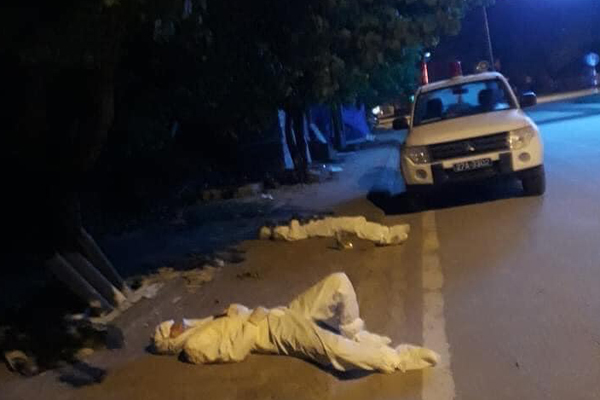 Nhân viên y tế Điện Biên kiệt sức nằm ngủ bên vệ đường