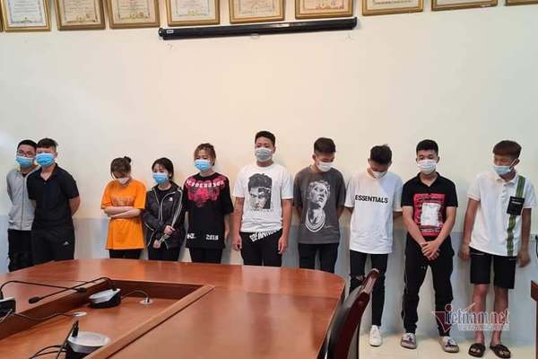 Khởi tố 10 'nam thanh nữ tú' đua xe náo loạn đường phố Hà Nội