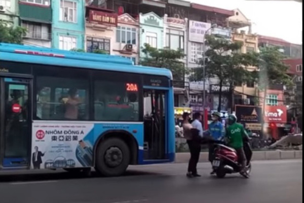 Phụ xe bus Hà Nội cởi áo, lao xuống đạp người chạy xe máy: 'Trúng nhẹ'