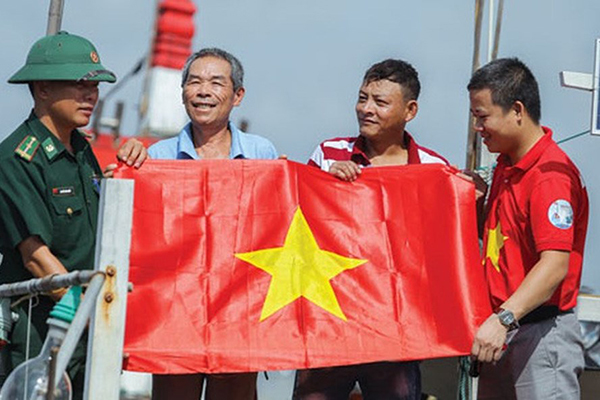 Đã trao tặng 427.521 lá cờ Tổ quốc cho ngư dân