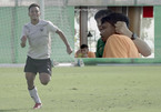 Cầu thủ Indonesia bị HLV nhéo tai vì chuyện ăn uống