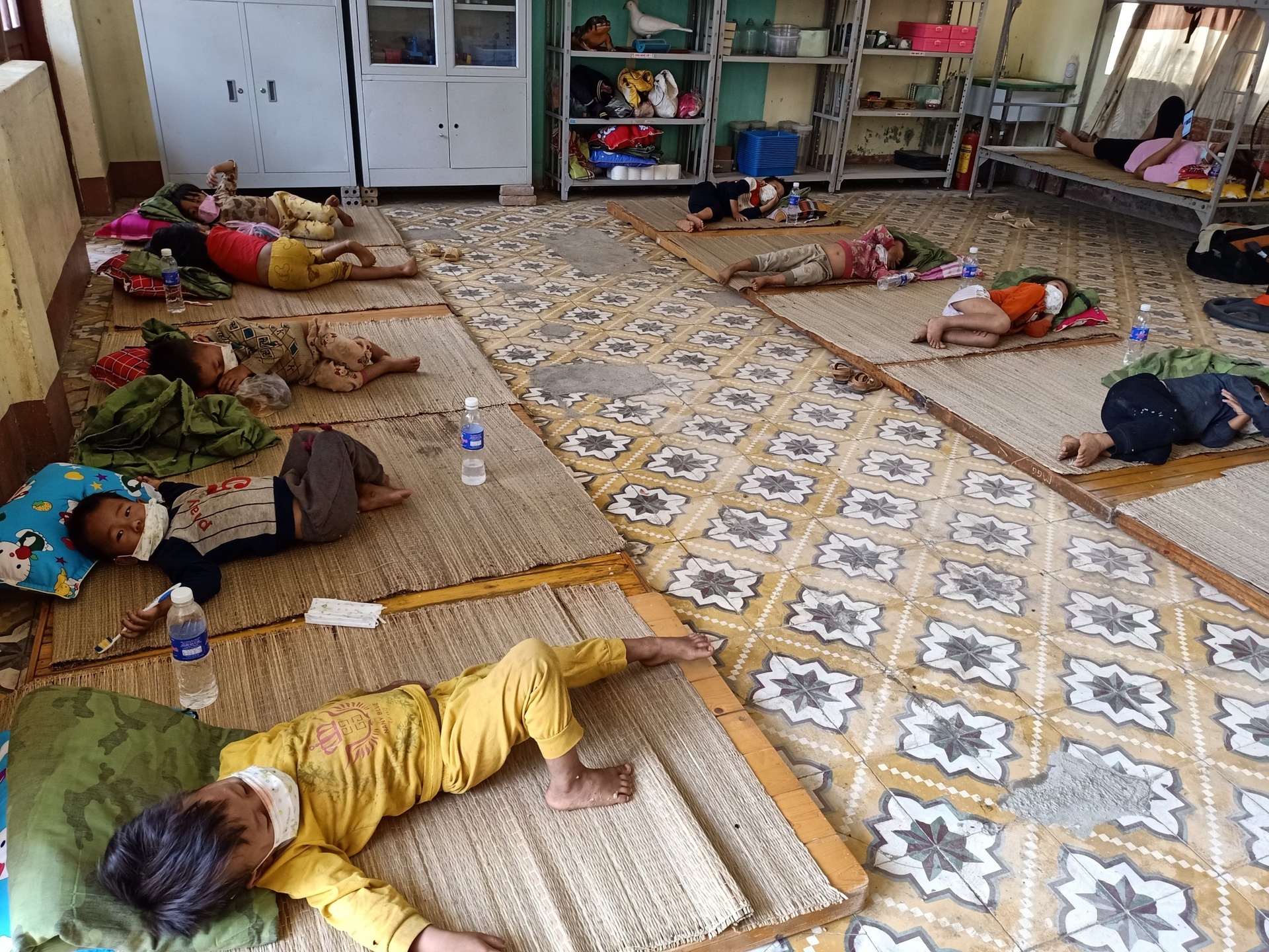 'Nhiều trẻ em ở Điện Biên đi kiểm dịch chỉ mặc một bộ quần áo'