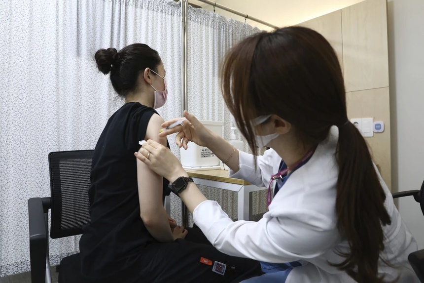 Túng thiếu, người trẻ Hàn Quốc làm 'chuột thí nghiệm' để kiếm tiền