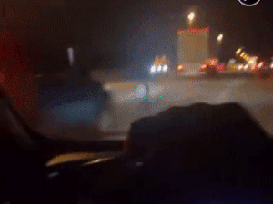 Xe SUV lật nhào như phim hành động vì đâm phải chiếc lốp trên đường