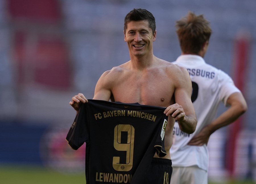Lewandowski xô đổ kỷ lục tồn tại 49 năm của Gerd Muller