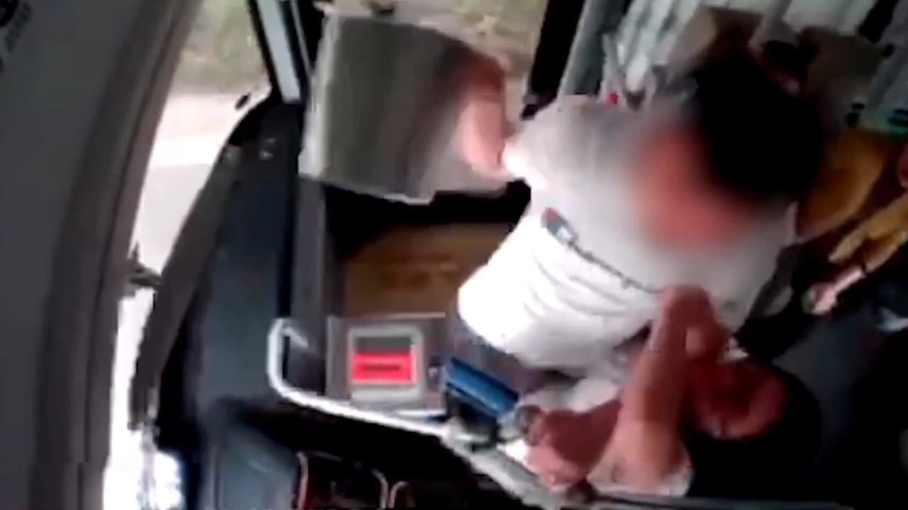 Hung hăng tấn công tài xế xe buýt và cái kết đắng