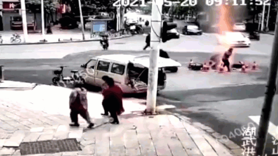 Nhiều người bị thổi bay khi cả đoạn đường phát nổ