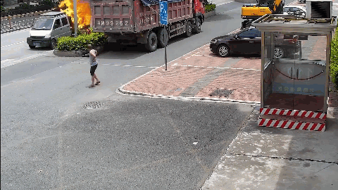 Tài xế lao thẳng xe đang bốc cháy ngùn ngụt tới sở cứu hỏa