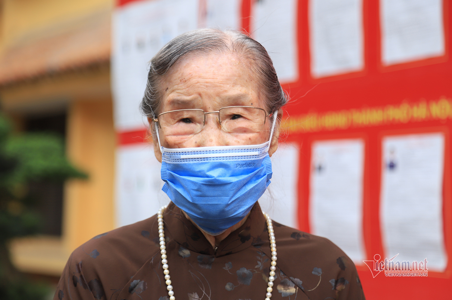Phút giây xúc động cụ bà 96 tuổi cùng 4 thế hệ con cháu đi bầu cử ở Hà Nội