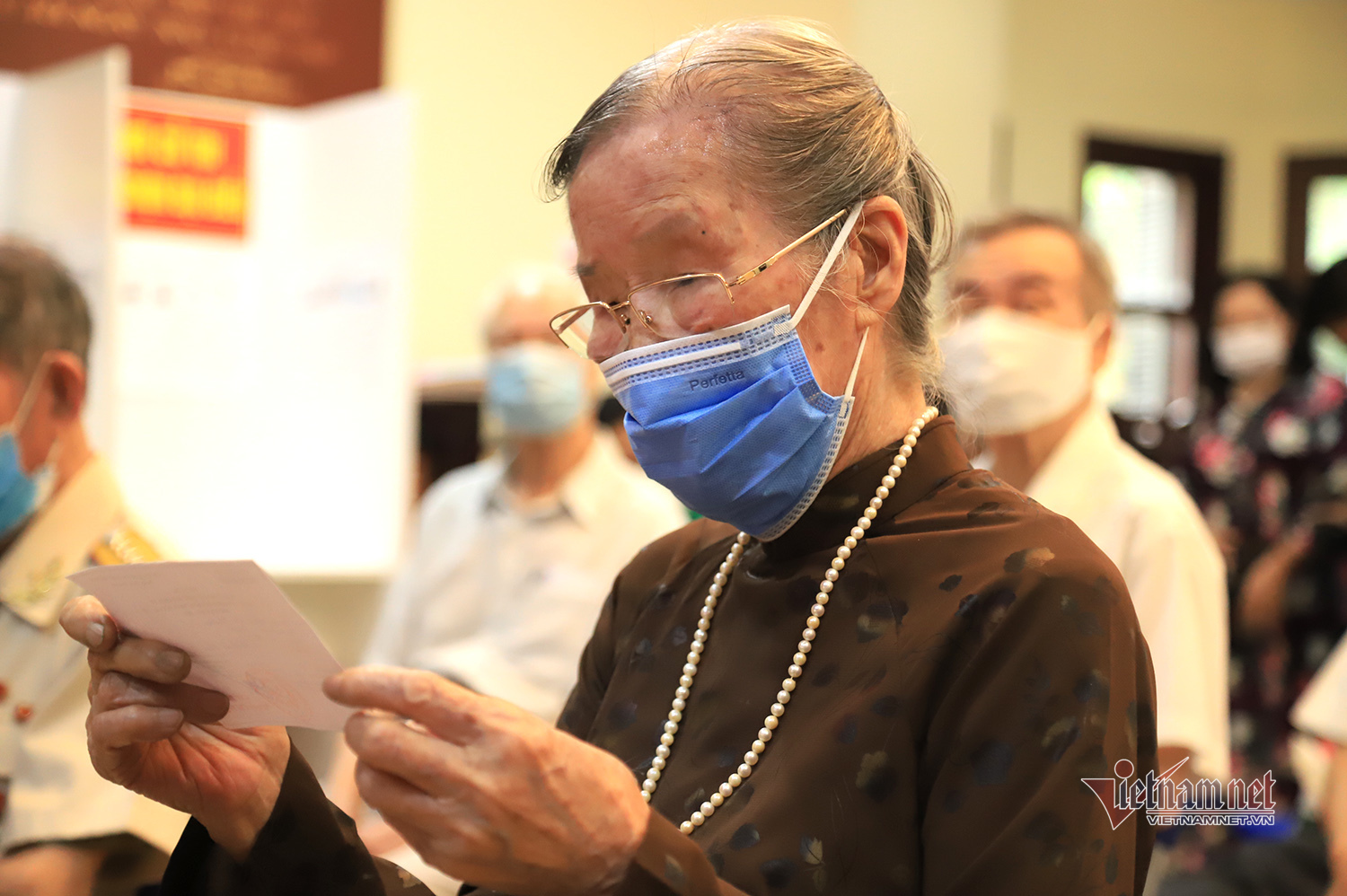 Phút giây xúc động cụ bà 96 tuổi cùng 4 thế hệ con cháu đi bầu cử ở Hà Nội