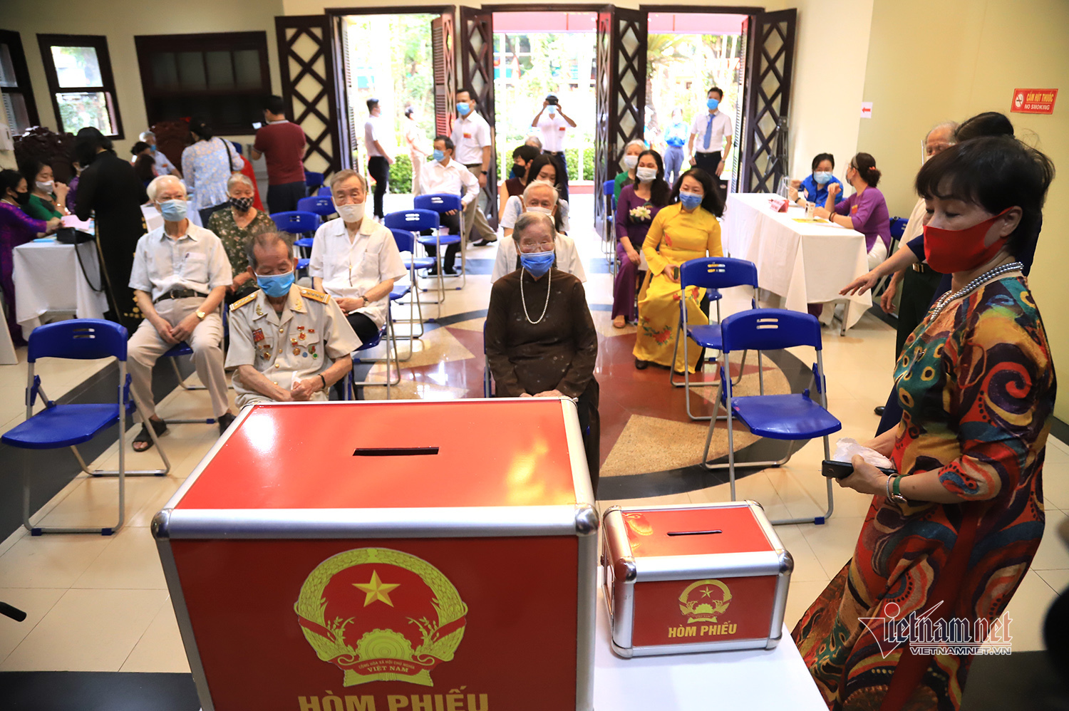 Phút giây xúc động cụ bà 96 tuổi cùng 4 thế hệ con cháu đi bầu cử ở Hà Nội