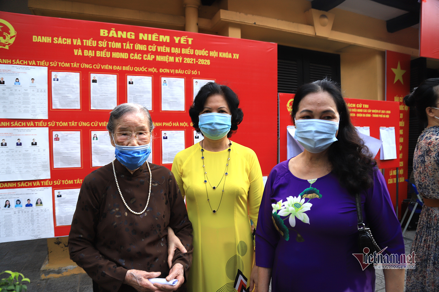 Phút giây xúc động cụ bà 96 tuổi cùng 4 thế hệ con cháu đi bầu cử ở Hà Nội