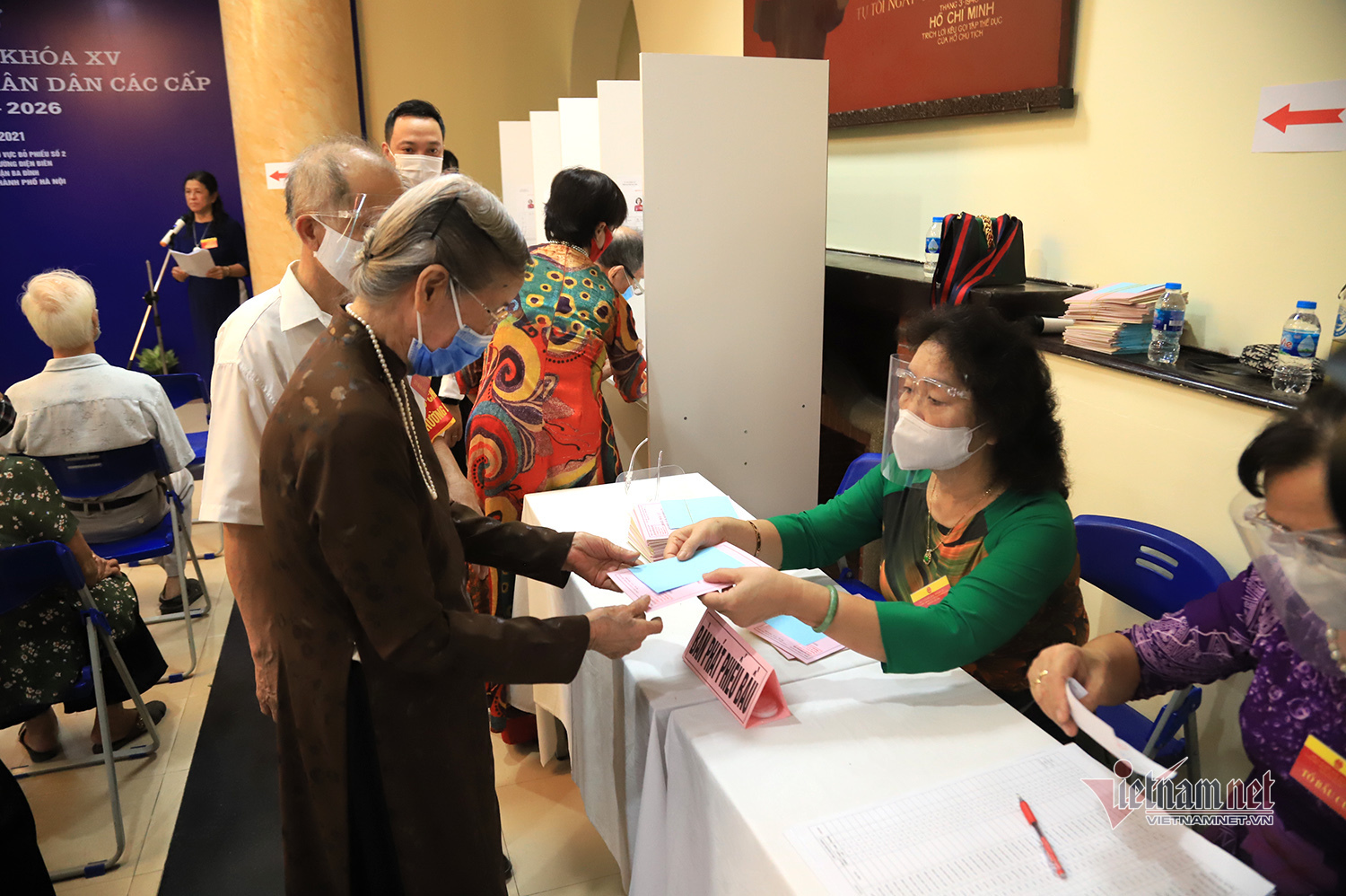 Phút giây xúc động cụ bà 96 tuổi cùng 4 thế hệ con cháu đi bầu cử ở Hà Nội