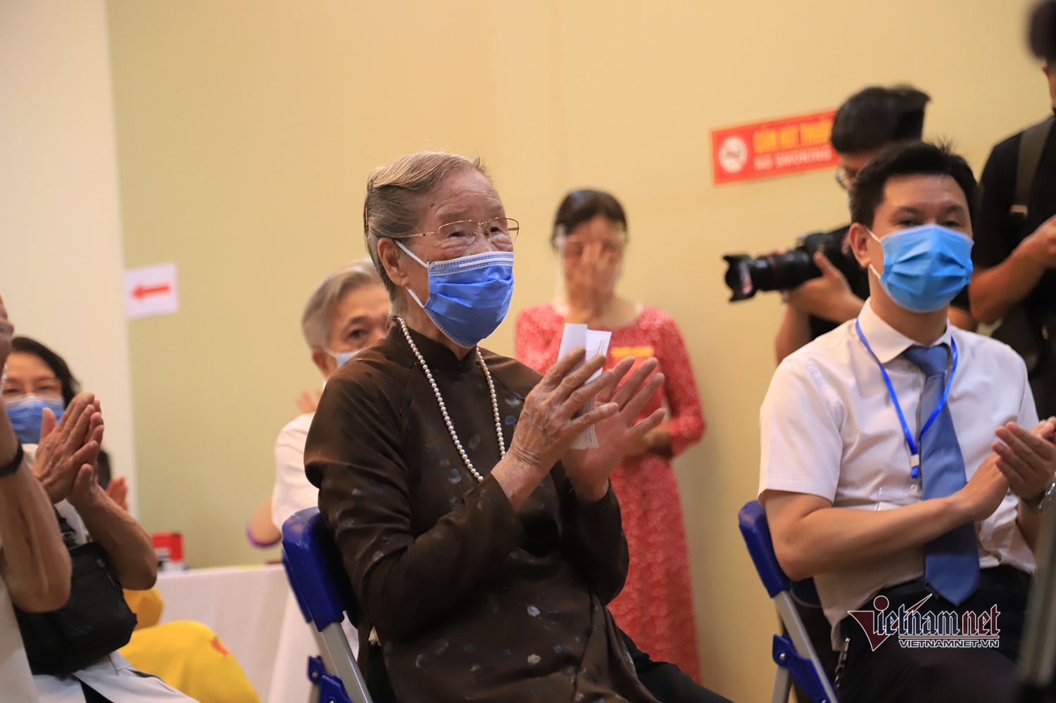 Phút giây xúc động cụ bà 96 tuổi cùng 4 thế hệ con cháu đi bầu cử ở Hà Nội