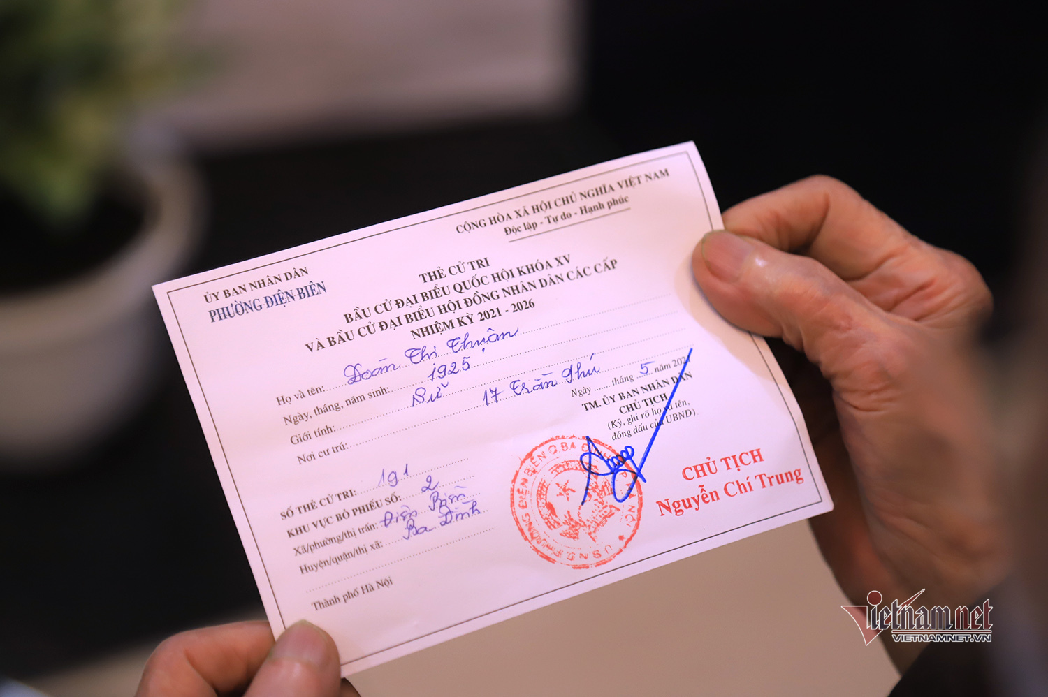 Phút giây xúc động cụ bà 96 tuổi cùng 4 thế hệ con cháu đi bầu cử ở Hà Nội