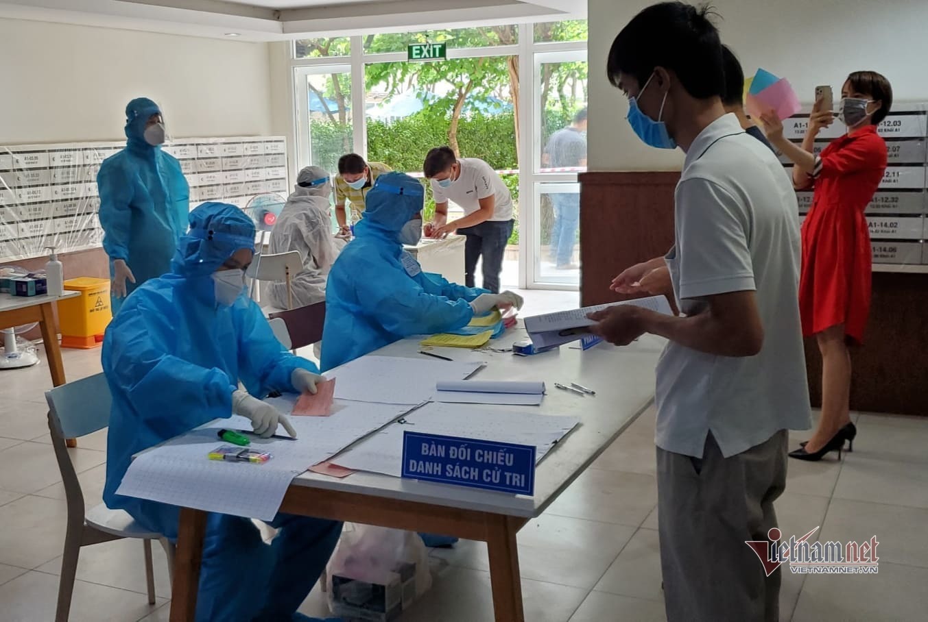 Hình ảnh bầu cử chưa từng có trong các khu cách ly trên cả nước