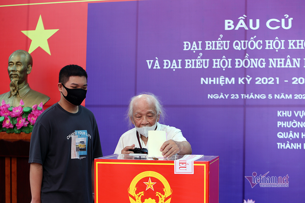 Những cử tri 'đặc biệt' đi bỏ phiếu bầu ở Hà Nội