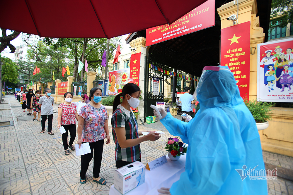 Những cử tri 'đặc biệt' đi bỏ phiếu bầu ở Hà Nội