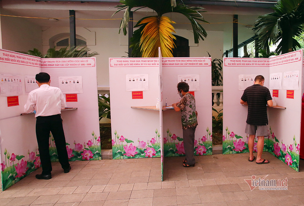 Những cử tri 'đặc biệt' đi bỏ phiếu bầu ở Hà Nội