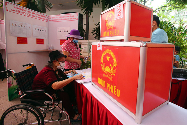 'Special' voters go to the polls in Hanoi