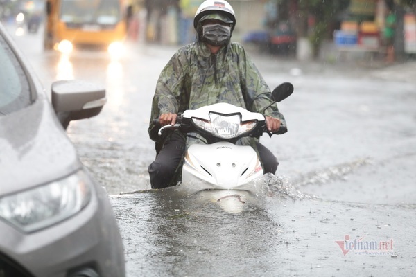 Đường TP Thủ Đức ngập lút bánh xe, ô tô nổi như trên sông