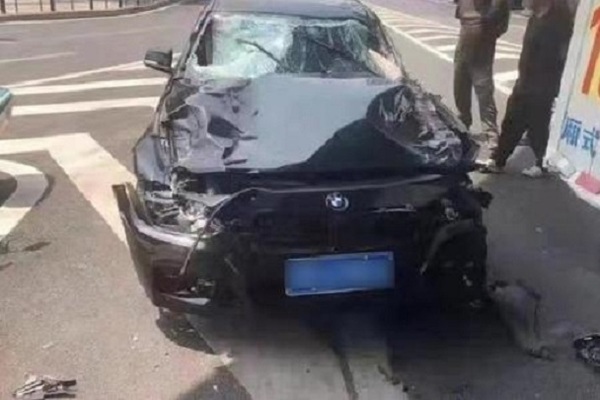 Video xe điên lao vào đám đông ở Trung Quốc, nhiều người thương vong