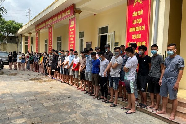 Quán karaoke ở Thanh Hóa cho 40 khách ‘bay lắc’ giữa mùa dịch