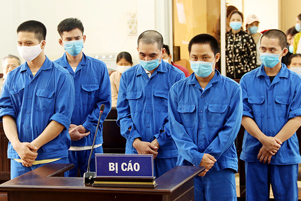 5 gã đàn ông tổ chức cho bệnh nhân dương tính Covid-19 nhập cảnh trái phép