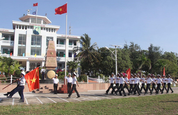 Sacred national flag on Truong Sa archipelago