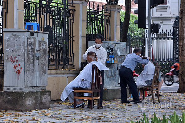 Người Hà Nội tranh thủ ăn phở, cắt tóc trước 12 giờ trưa