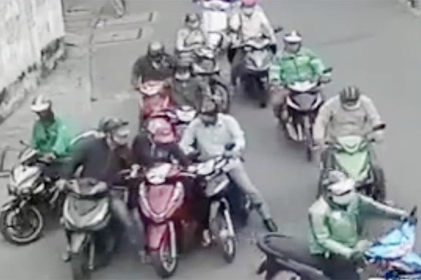 'Nữ quái' U70 cầm đầu nhóm dàn cảnh vây xe để móc túi trên phố Sài Gòn