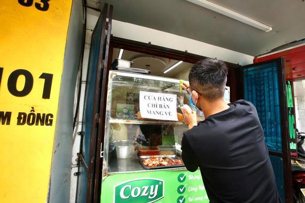 Hàng quán Hà Nội hối hả dọn dẹp thực hiện lệnh dừng hoạt động