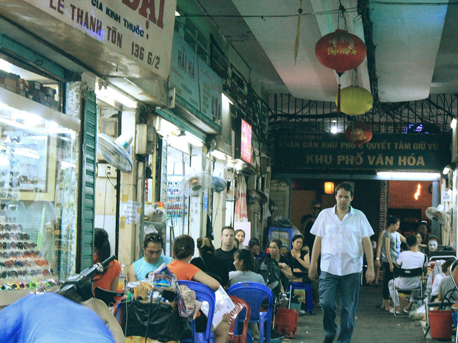 Hẻm 'nail quốc tế' chợ Bến Thành cố cầm cự chờ ngày khách quay lại