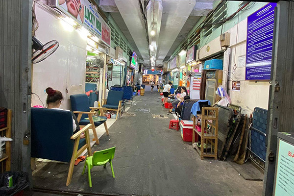 Hẻm 'nail quốc tế' chợ Bến Thành cố cầm cự chờ ngày khách quay lại
