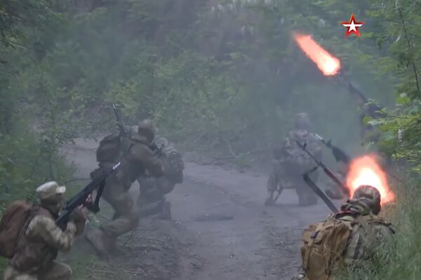 Hình ảnh binh sĩ Nga 'khạc lửa' trong rừng