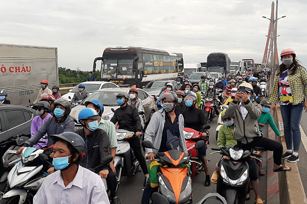 Tai nạn trên cầu Cần Thơ, kẹt xe kéo dài sang tận Vĩnh Long