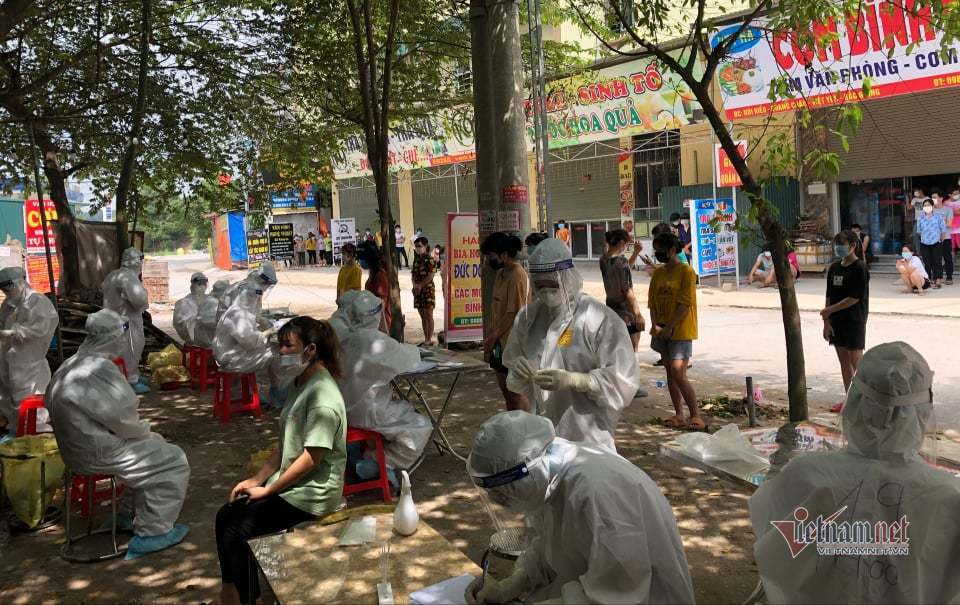 Bác sĩ tuyến đầu đội nắng lấy mẫu xét nghiệm cho 18.000 công nhân ở tâm dịch Bắc Giang