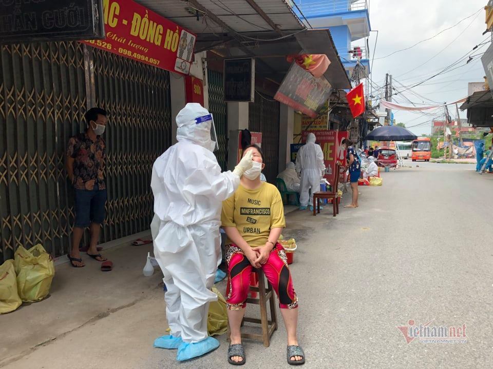 Bác sĩ tuyến đầu đội nắng lấy mẫu xét nghiệm cho 18.000 công nhân ở tâm dịch Bắc Giang