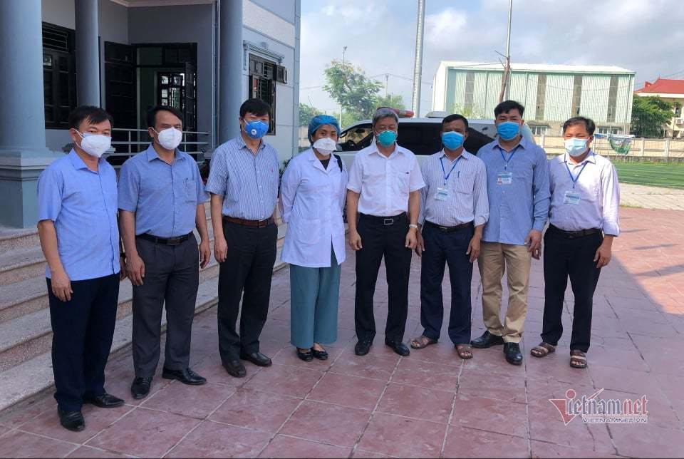 Bác sĩ tuyến đầu đội nắng lấy mẫu xét nghiệm cho 18.000 công nhân ở tâm dịch Bắc Giang