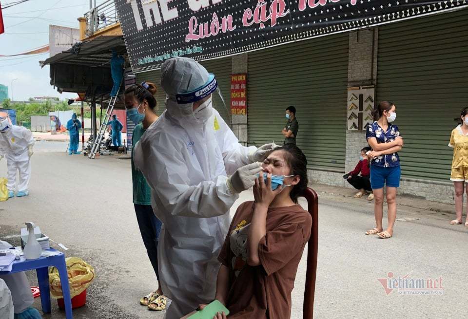 Bác sĩ tuyến đầu đội nắng lấy mẫu xét nghiệm cho 18.000 công nhân ở tâm dịch Bắc Giang