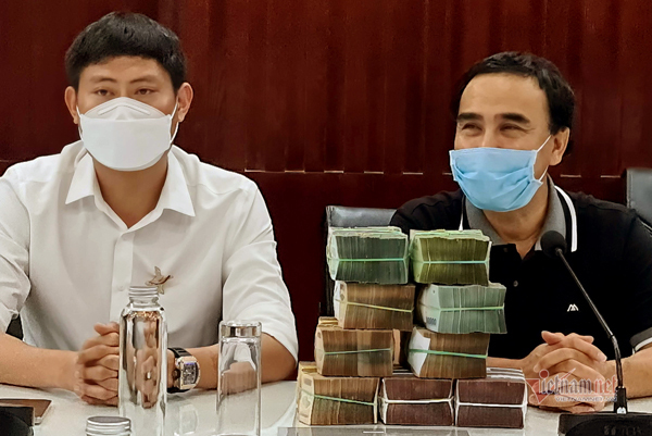 Quyền Linh đi xe máy tới bệnh viện ủng hộ 2 tỷ đồng chống dịch Covid-19
