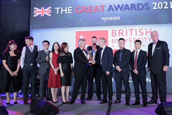 BUV nhận giải thưởng Đại học Britcham Việt Nam xuất sắc