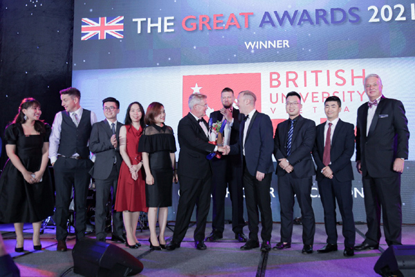 BUV nhận giải Trường đại học tiêu biểu của BritCham Vietnam