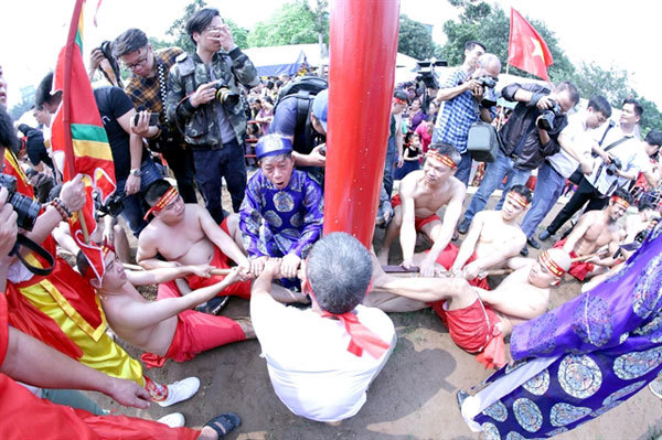 The long history of sitting tug of war in Hanoi