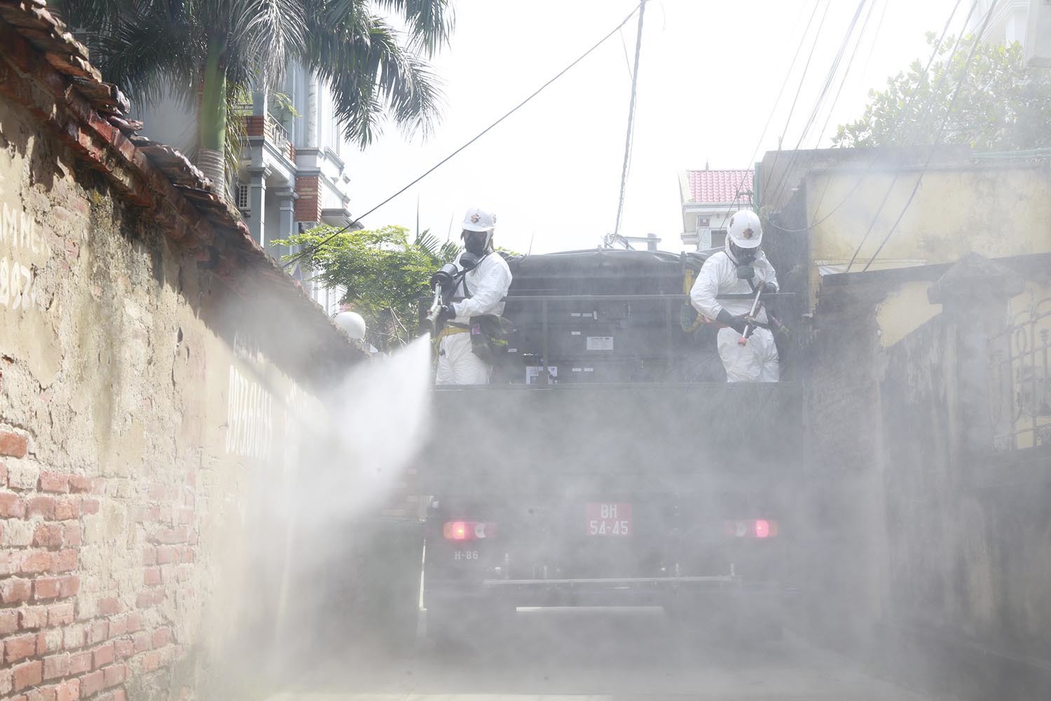 Dàn xe đặc chủng và 120 chiến sĩ hóa học khử trùng khắp ngõ xóm Bắc Ninh
